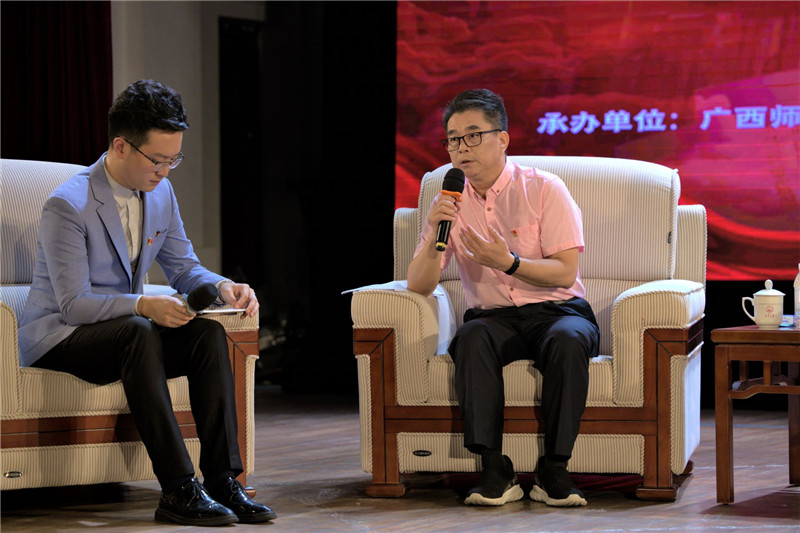 4《新時(shí)代的青春之歌黃文秀》的作者，廣西文聯(lián)秘書(shū)長(cháng)兼廣西戲劇家協(xié)會(huì )常務(wù)副主席林超俊做分享.jpg