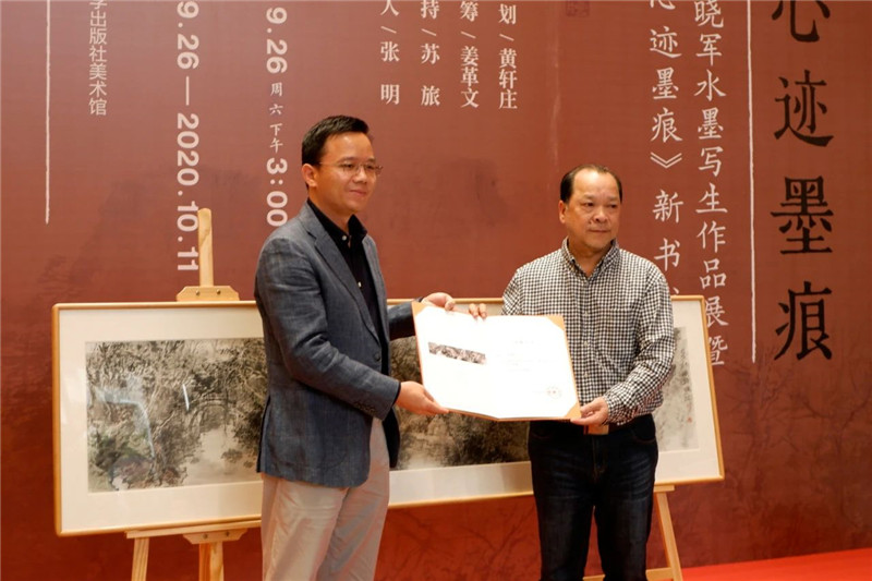 5集團公司黨委副書(shū)記、總編輯湯文輝代表廣西師范大學(xué)出版社集團接受白曉軍先生的藝術(shù)作品捐贈.jpg