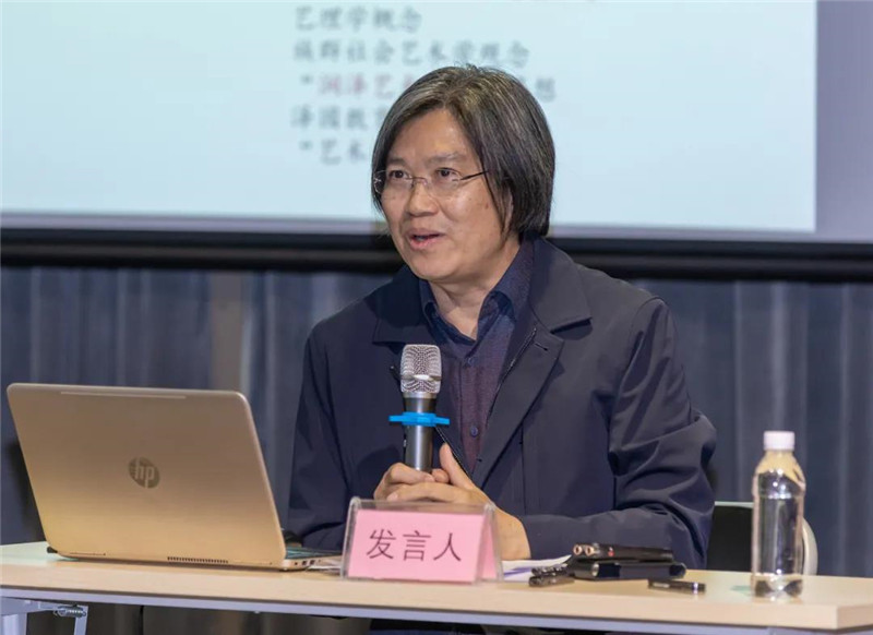 20北京師范大學(xué)藝術(shù)與傳媒學(xué)院教授、博士生導師梁玖作題為《真正“看見(jiàn)”歷史的“表現”圖像》的發(fā)言（黃珊虎 攝）.jpg