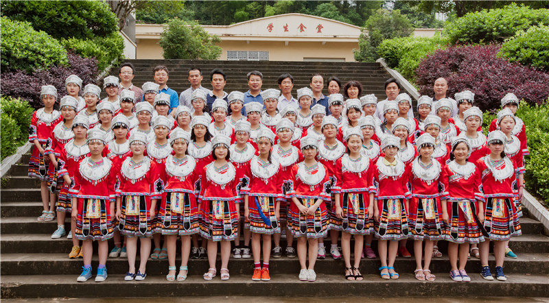 2015年6月1日，廣西師大出版社領(lǐng)導到資源二中看望女生班的同學(xué)們.jpg.jpg