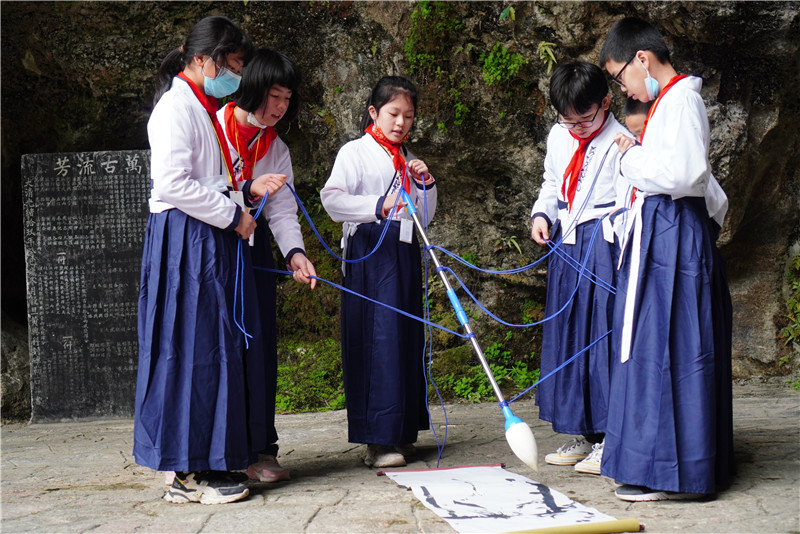 團隊協(xié)作，共同書(shū)寫(xiě)漢字.jpg
