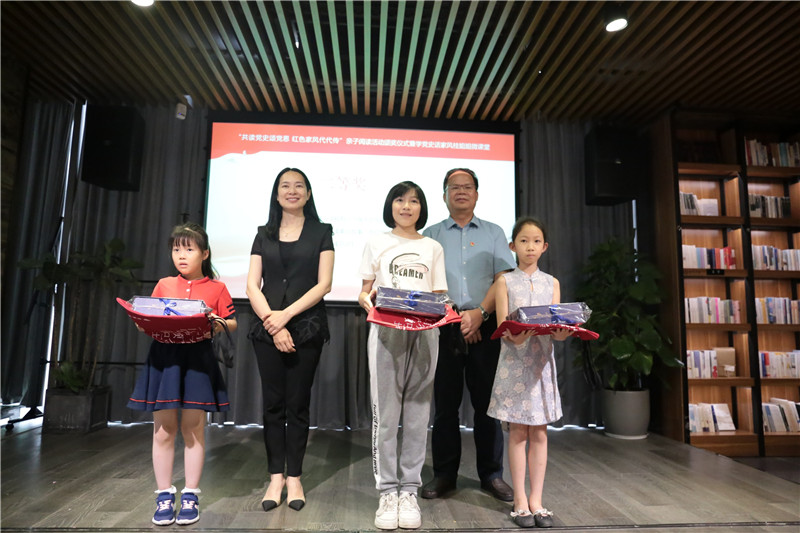 桂林市婦聯(lián)副主席李彬棠（第二排左一），廣西師范大學(xué)出版社集團黨委書(shū)記、董事長(cháng)黃軒莊（第二排右一）為大賽二等獎家庭代表頒獎.jpg