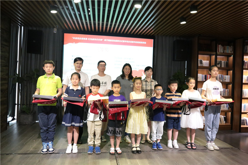 共青團桂林市委少年部部長(cháng) 胡限（第二排右二）、桂林市教育局辦公室副主任陳婷（第二排右一）、廣西師范大學(xué)出版社集團副總裁施東毅（第二排左一）為大賽三等獎家庭代表頒獎.jpg