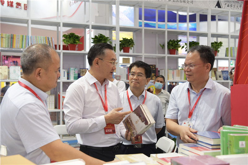 自治區黨委宣傳部常務(wù)副部長(cháng)、自治區新聞出版局（版權局）局長(cháng)王曉華到集團公司展位視察.jpg