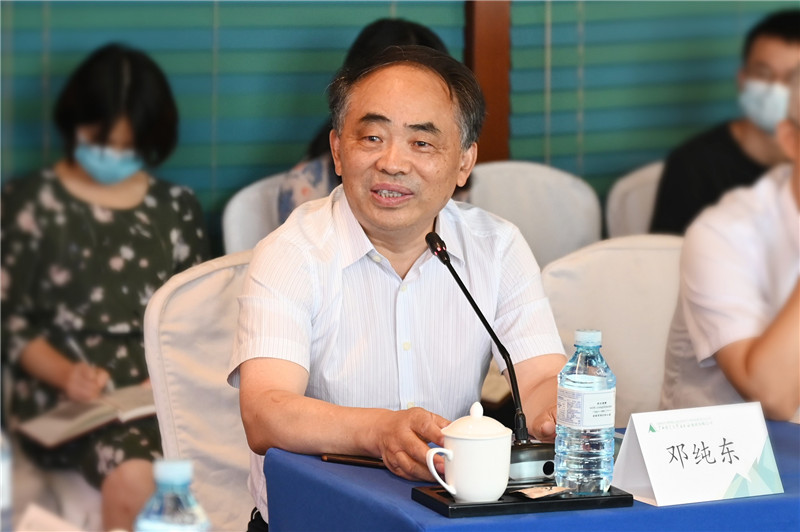 07 全國政協(xié)委員，中國政策科學(xué)研究會(huì )副院長(cháng)，中國社會(huì )科學(xué)院馬克思主義研究院原院長(cháng)、黨委書(shū)記鄧純東作主旨演講（李顯楊 攝）.jpg