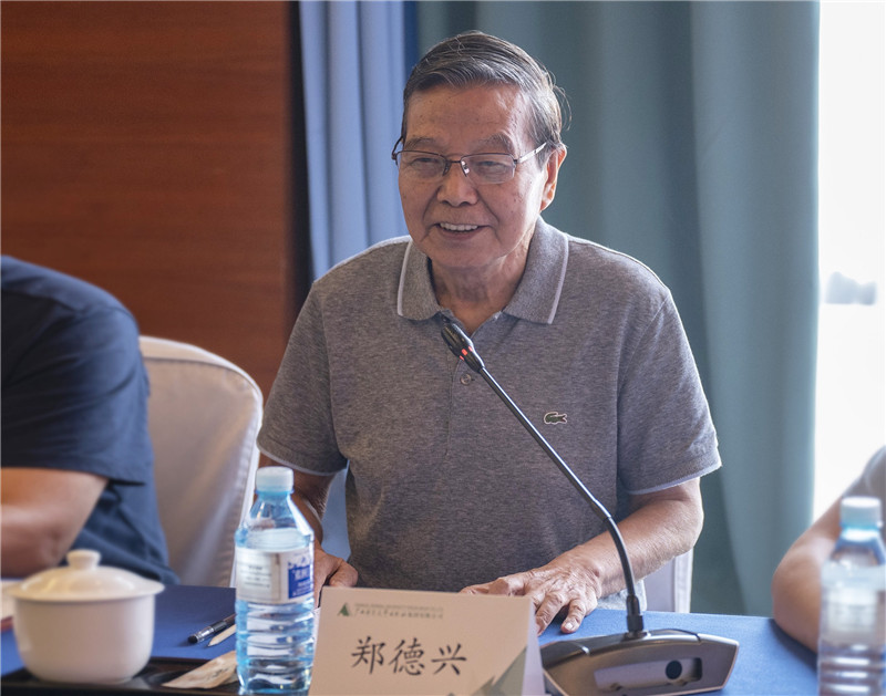 08 原中共中央文獻研究室副秘書(shū)長(cháng)、中央文獻出版社原社長(cháng)鄭德興作主旨演講（李顯楊 攝）.jpg