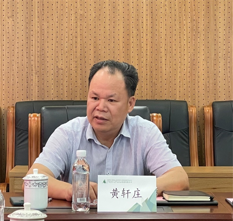 集團公司黨委書(shū)記、董事長(cháng)黃軒莊介紹集團公司情況 李天皓 攝.jpg