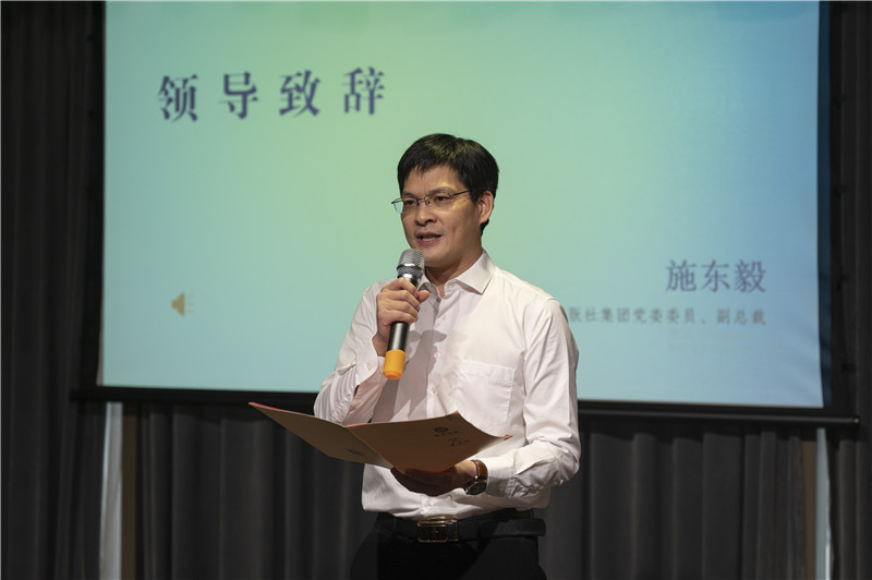 廣西師范大學(xué)出版社集團黨委委員、副總裁施東毅為與會(huì )來(lái)賓介紹廣西師大社在文化服務(wù)、閱讀推廣方面的成果（攝：李顯楊）.jpg