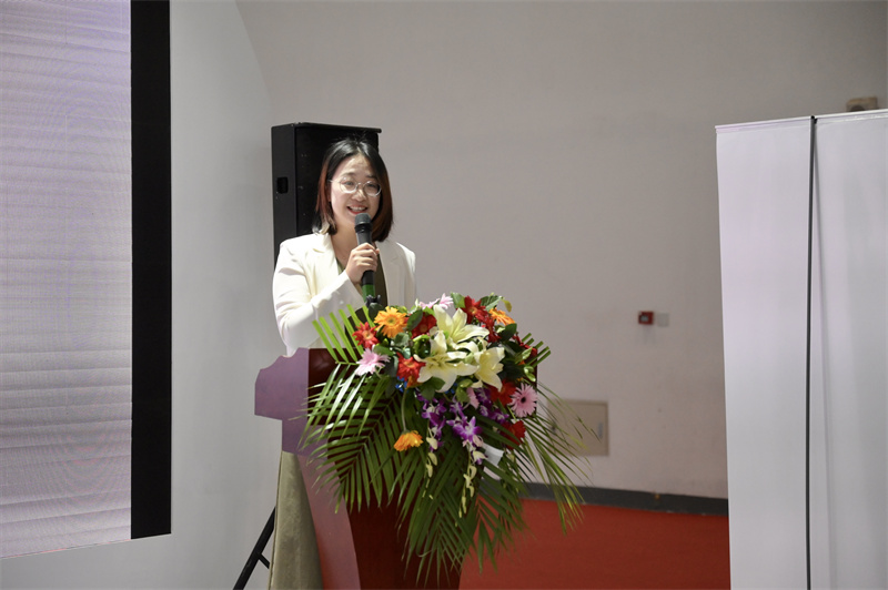 推薦會(huì )現場(chǎng)，張笑塵女士介紹藝術(shù)之橋空間情況.jpg