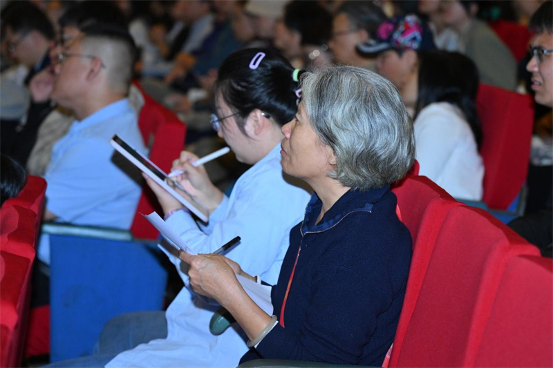 論壇現場(chǎng)，認真做筆記的讀者.jpg
