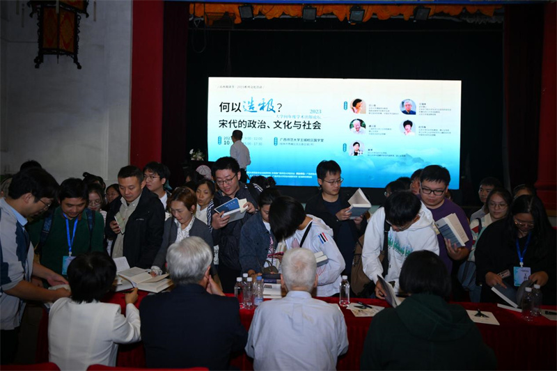活動(dòng)結束，讀者紛紛排隊請嘉賓簽名留念.jpg