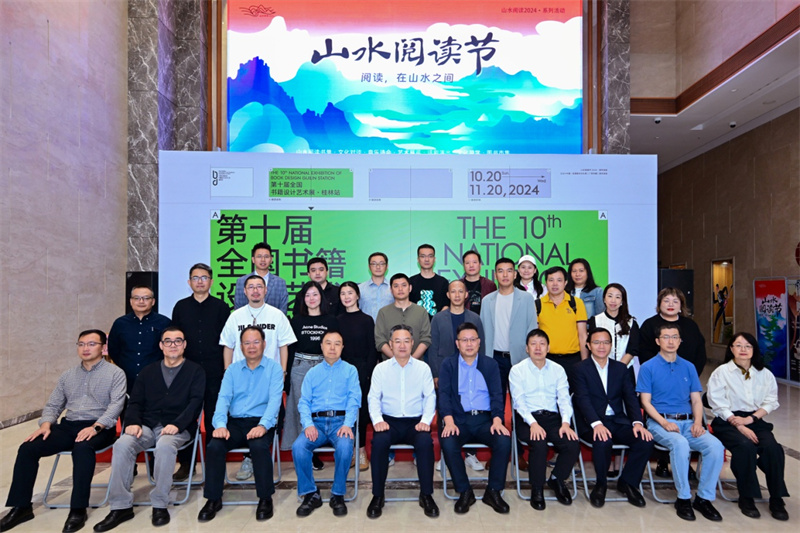 出席展覽開(kāi)幕式的領(lǐng)導、嘉賓合影.jpg