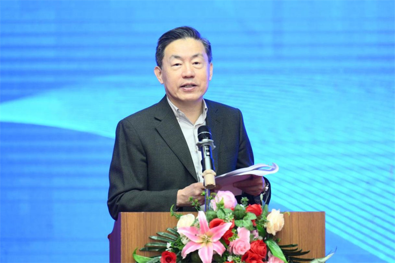 中國新聞出版研究院原副院長(cháng)、第六屆中國書(shū)刊發(fā)行業(yè)協(xié)會(huì )副理事長(cháng)、中華出版促進(jìn)會(huì )國際工委學(xué)術(shù)委員會(huì )主任委員范軍主持開(kāi)幕式.jpg
