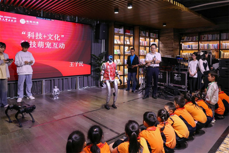 獨秀書(shū)房第三批閱讀導師王子民及團隊帶來(lái)智能機器人、機器狗與觀(guān)眾趣味互動(dòng).jpg