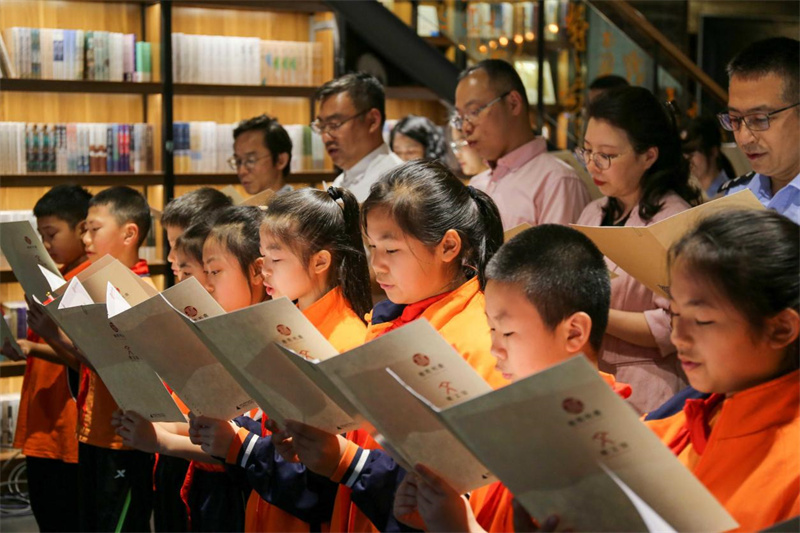嘉賓代表、閱讀導師與現場(chǎng)觀(guān)眾共同參與經(jīng)典共讀.jpg
