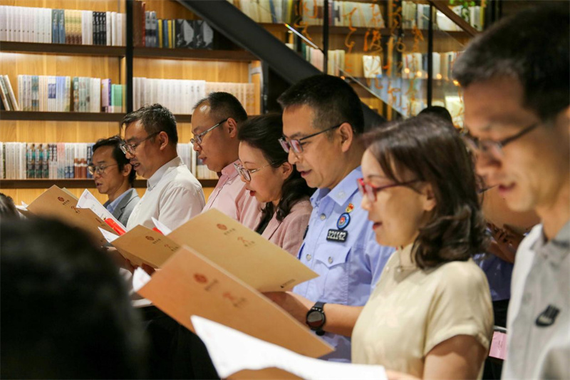 嘉賓代表、閱讀導師與現場(chǎng)觀(guān)眾共同參與經(jīng)典共讀(1).jpg