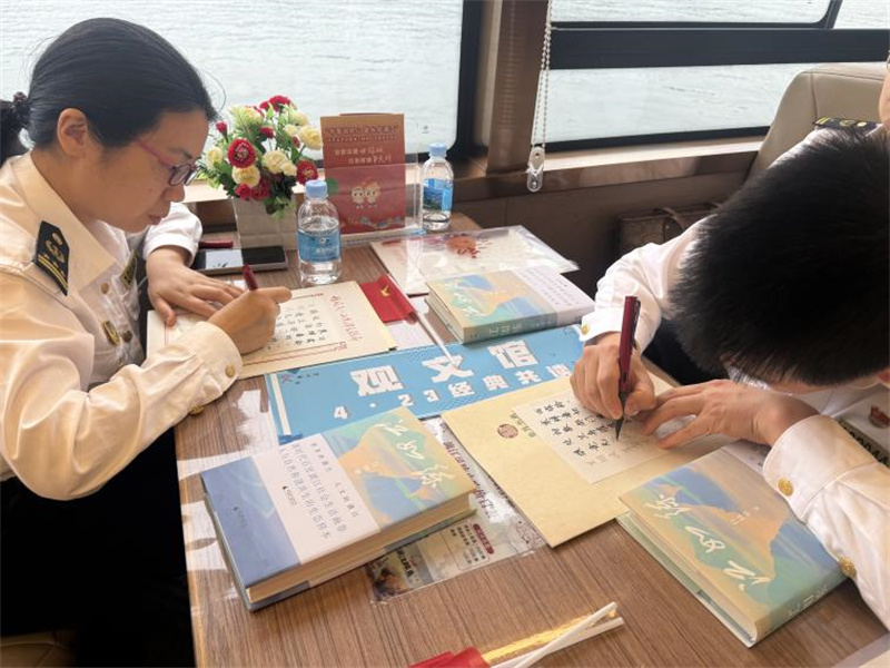 參與者揮毫潑墨，書(shū)寫(xiě)對漓江的熱愛(ài).jpg