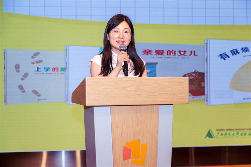 7.10上海伊娃娜和張明舟對談活動(dòng)現場(chǎng)，廣西師大出版魔法象公司總經(jīng)理伍麗云.jpg
