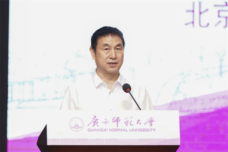 全國出版學(xué)科專(zhuān)業(yè)共建工作專(zhuān)家組組長(cháng)、北京師范大學(xué)數字出版研究院執行院長(cháng)萬(wàn)安倫致辭.jpg