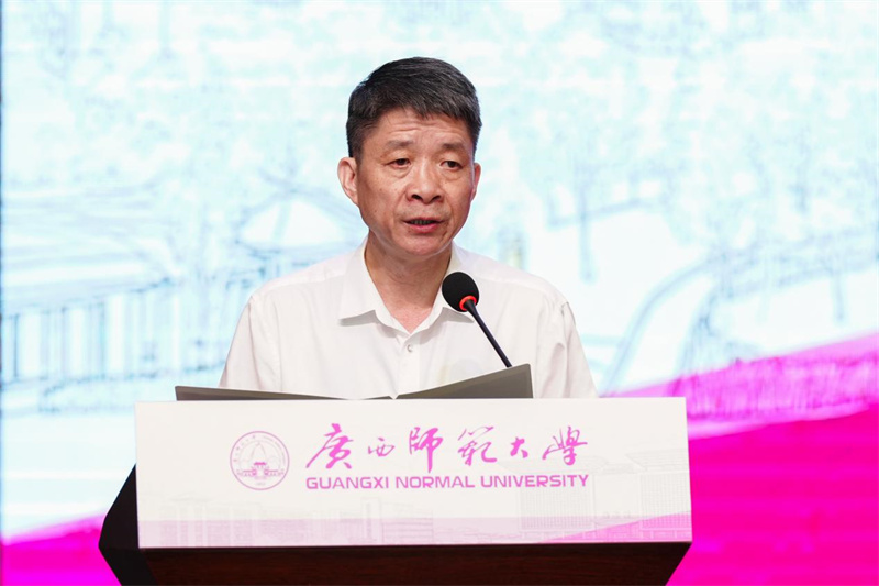 廣西師范大學(xué)校長(cháng)，出版學(xué)院院長(cháng)孫杰遠主持開(kāi)班式.jpg