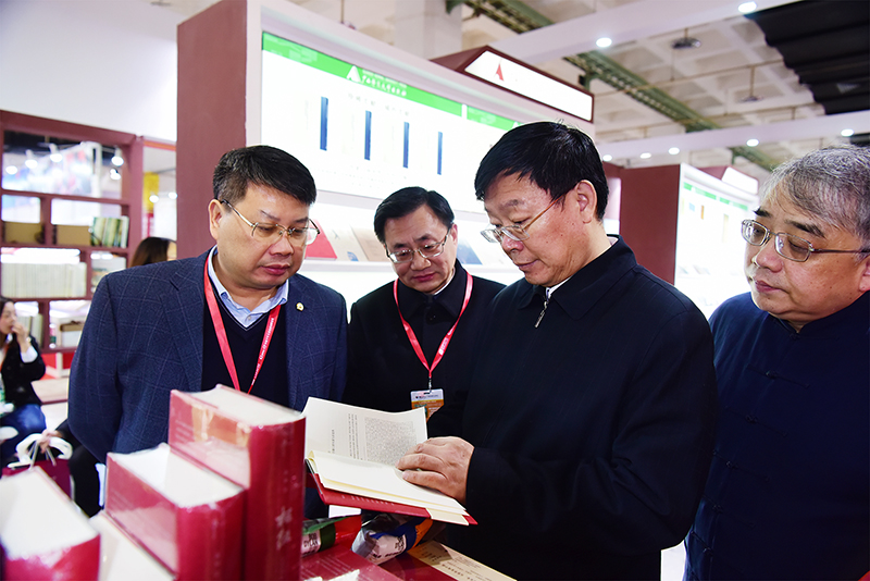 國家新聞出版廣電總局黨組成員、副局長(cháng)、國家版權局專(zhuān)職副局長(cháng)周慧琳視察集團公司展位3.JPG