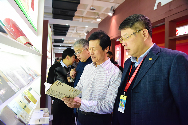 自治區新聞出版廣電局黨組成員、副局長(cháng)朱為范集團公司展位1.JPG