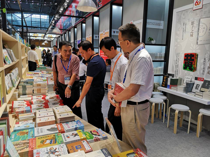 自治區政協(xié)科教文衛體委員會(huì )主任委員彭綱（左二），自治區新聞出版廣電局黨組成員、副局長(cháng)朱為范（右二）到集團公司展位視察.jpg