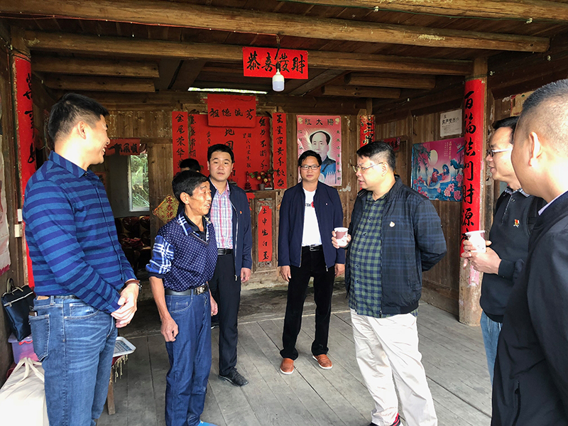 1集團公司黨委書(shū)記、董事長(cháng)張藝兵與對口幫扶家庭村民羅富書(shū)親切交談.jpg