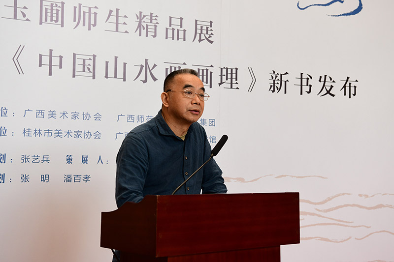 3.廣西美術(shù)家協(xié)會(huì )副主席、桂林市美術(shù)家協(xié)會(huì )主席張賢致辭（李顯楊攝）.JPG