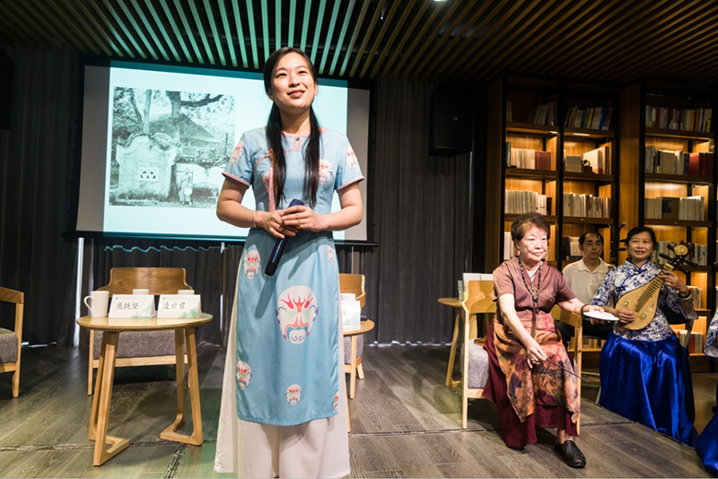 3陸絮彬現場(chǎng)演唱《漓江煙雨》，何紅玉打碟（落霞攝）.png