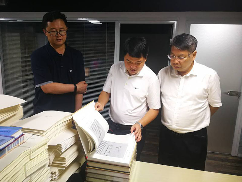 校黨委常委、總會(huì )計師李英利（左二）在內蒙古公司北京出版中心檢查工作.jpg
