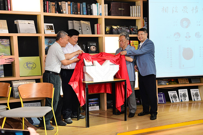 王蒙、聶震寧、鄔書(shū)林、張藝兵共同為《生死戀》新書(shū)揭幕（李顯楊 攝）.jpg