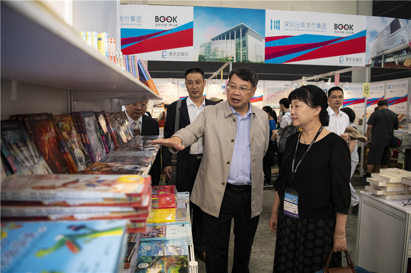 自治區黨委宣傳部副部長(cháng)、自治區新聞出版局（版權局）局長(cháng)呂潔視察集團公司展位_副本.jpg