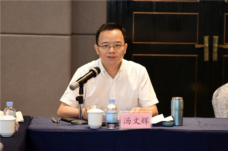 廣西師大出版社集團黨委副書(shū)記、總編輯湯文輝主持會(huì )議.jpg