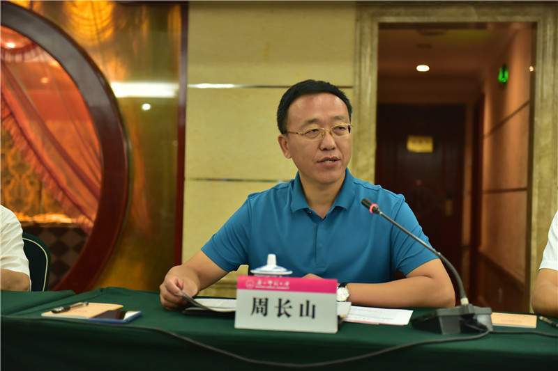 廣西師范大學(xué)教務(wù)處處長(cháng)、《廣西通史》（十卷本）主編周長(cháng)山教授介紹編撰情況（郭倩 攝）.JPG