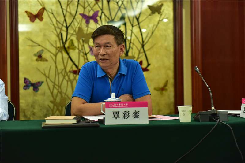 廣西壯學(xué)會(huì )會(huì )長(cháng)、廣西民族研究中心研究員覃彩鑾發(fā)言（郭倩 攝）.JPG