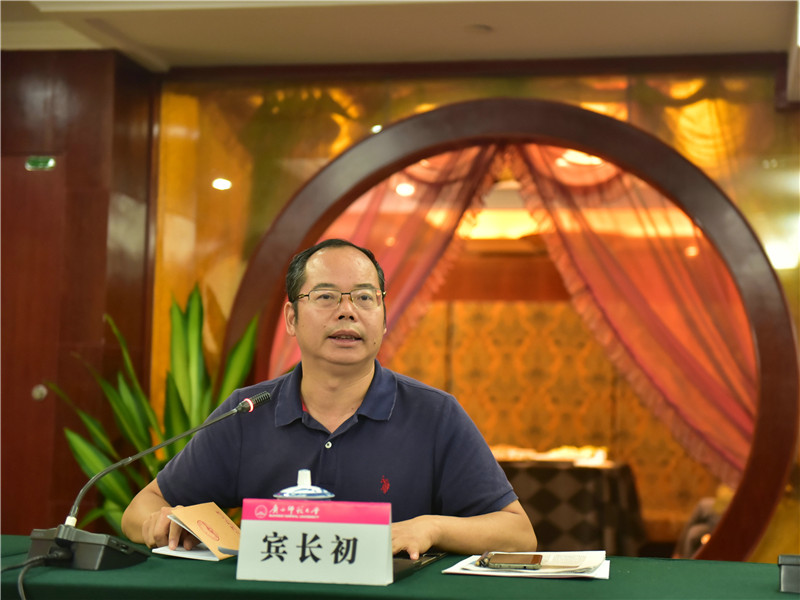 廣西師范大學(xué)出版集團有限公司副總編輯、廣西通史》（十卷本）主編賓長(cháng)初總結發(fā)言（郭倩 攝）.JPG