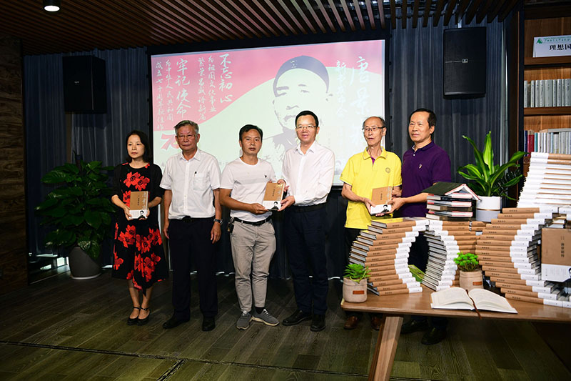 向灌陽(yáng)縣史志辦、縣新華書(shū)店、唐景崧后人代表贈書(shū)（左起灌陽(yáng)縣史志辦主任史秋瑩，作者文崇禮，灌陽(yáng)縣新華書(shū)店經(jīng)理劉毅，廣西師大出版社黨委副書(shū)記、總編輯湯文輝，唐氏后人代表唐國光，桂林市政協(xié)副主席王德明）（李顯楊攝）.JPG