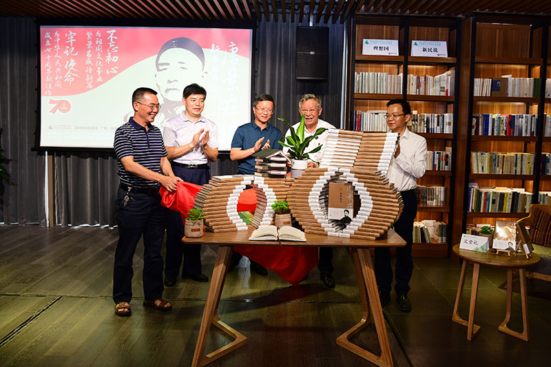 新書(shū)揭幕（左起灌陽(yáng)縣人大常委會(huì )副主任袁高明，廣西師大校黨委常委、紀委書(shū)記莫坷，桂林市社科聯(lián)主席隆斌，作者文崇禮，廣西師大出版社黨委副書(shū)記、總編輯湯文輝）（李顯楊攝）.JPG