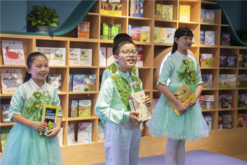 卓然小學(xué)學(xué)生現場(chǎng)表演詩(shī)歌朗誦《一路書(shū)香，一路陽(yáng)光》2（李顯楊攝）.jpg