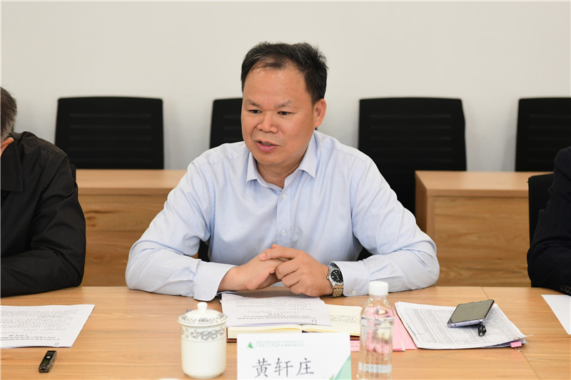 集團公司黨委書(shū)記、董事長(cháng)黃軒莊作工作匯報.jpg