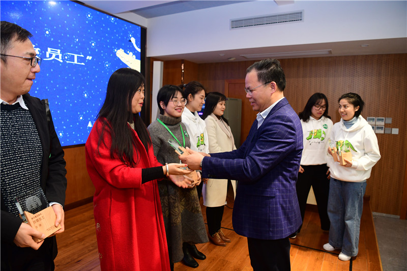集團黨委書(shū)記、董事長(cháng)黃軒莊為“魔法象五周年致敬員工”頒發(fā)榮譽(yù)獎?wù)?2.27（攝 李顯揚）.JPG