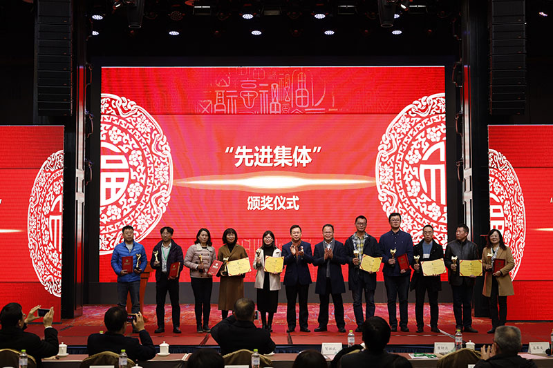 校長(cháng)賀祖斌，集團公司黨委書(shū)記、董事長(cháng)黃軒莊為先進(jìn)集體頒獎.jpg
