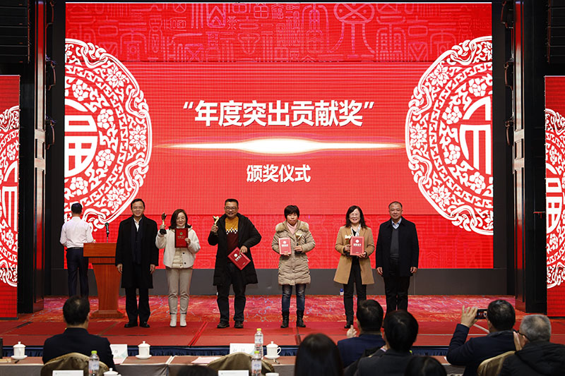 校黨委副書(shū)記趙鐵，集團公司黨委副書(shū)記、總編輯湯文輝為年度突出貢獻獎頒獎.jpg