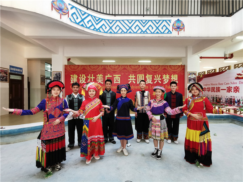 百色民族高級中學(xué)學(xué)生身穿少數民族服飾，分別用代表方言解讀詩(shī)歌《繡袈裟衣緣》（黃立情 攝）.jpg